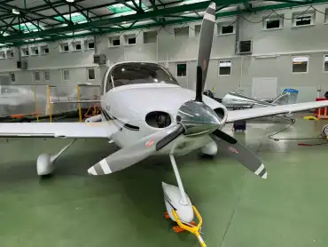 Motorflugzeug SR22 des Herstellers Cirrus